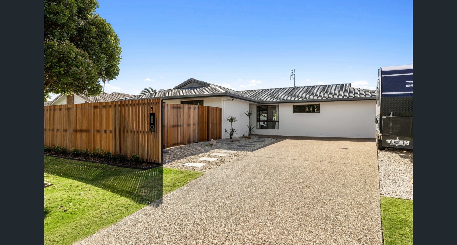 Merbau batten feature fence by CoasTrade