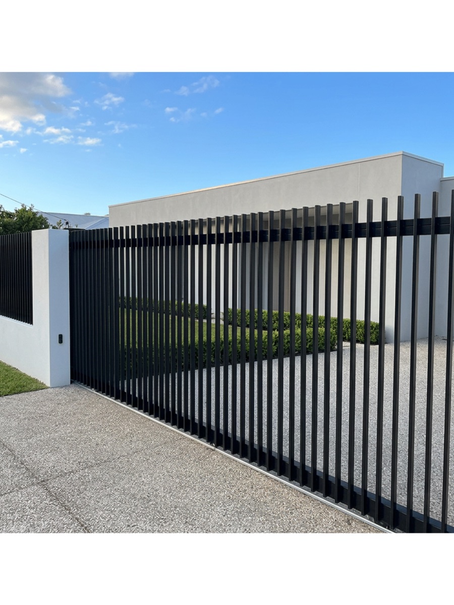 Automated slat driveway gate installed by CoasTrade