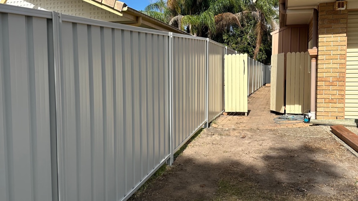 New Colorbond fence in Currimundi installed by CoasTrade