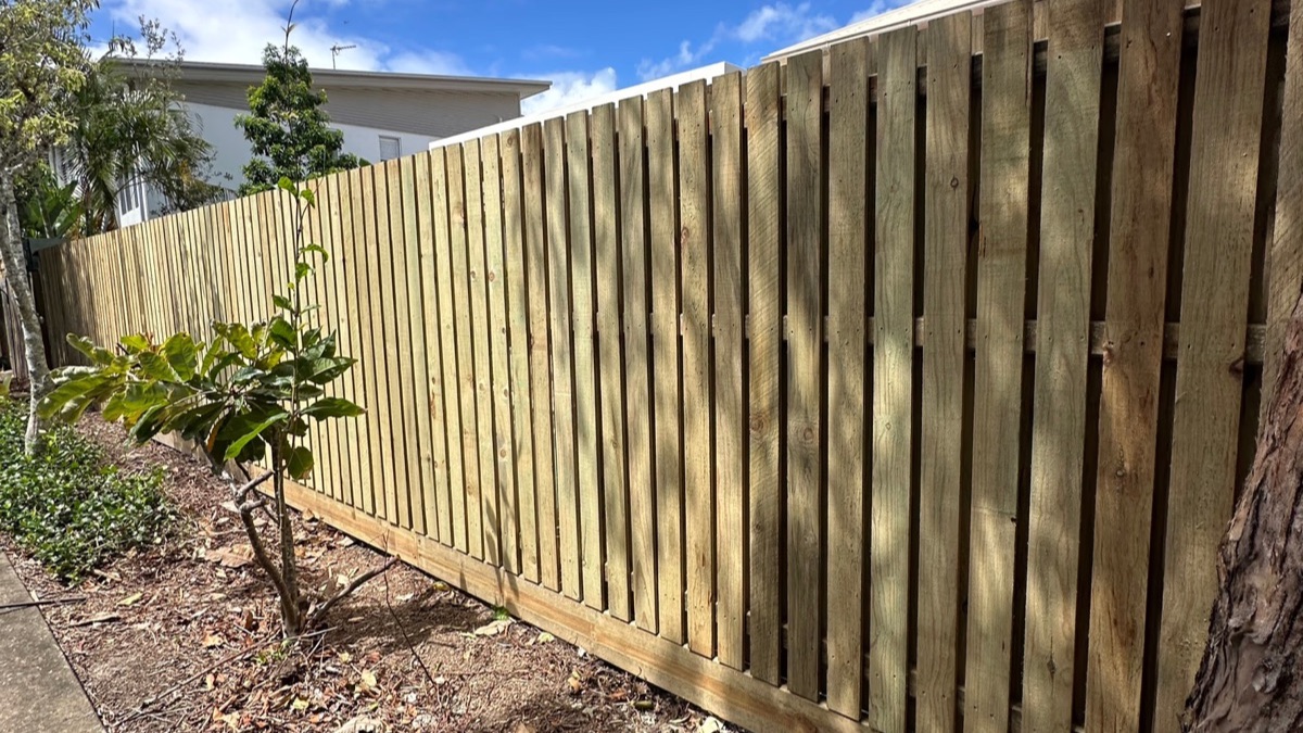 Timber good-neighbour fence completed in Mudjimba, near Buderim